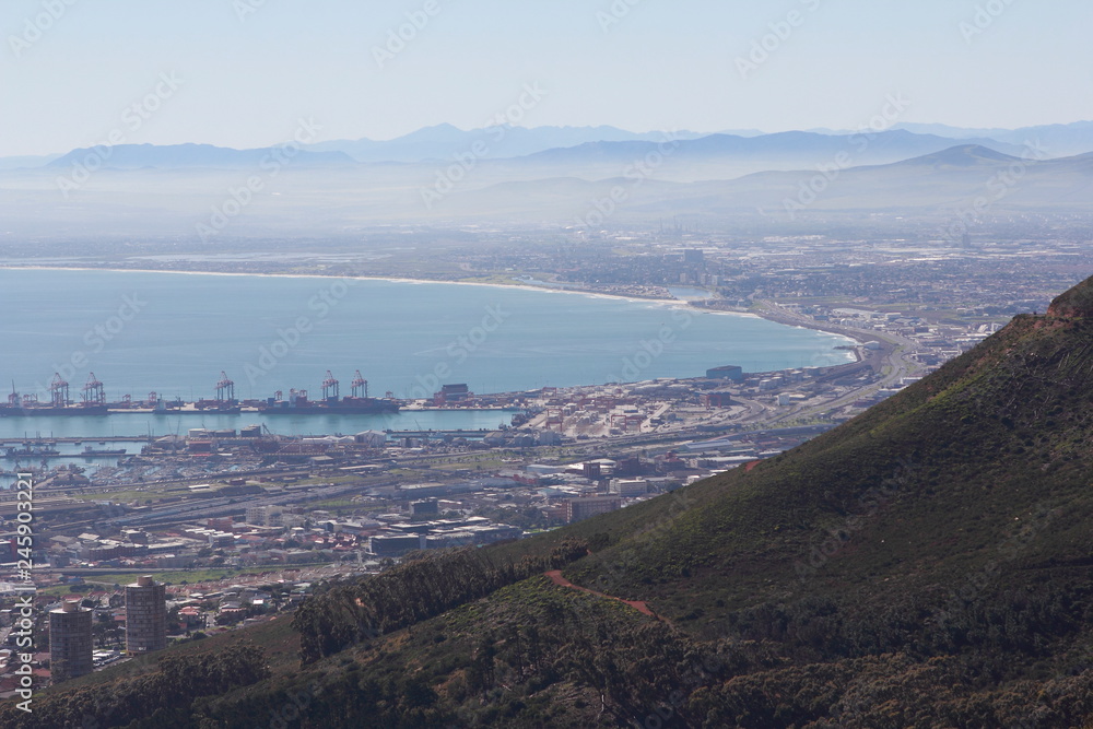 Blick vom Tafelberg auf Industrie in Kapstadt