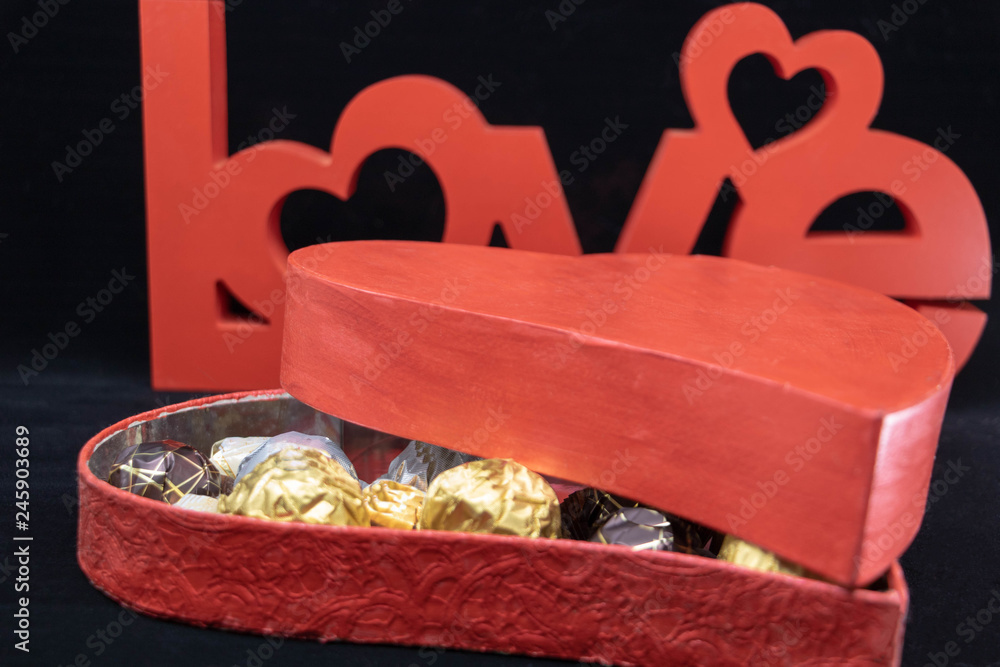 Declaration D Amour Avec Une Boite De Chocolat En Forme De Coeur Et Le Mot En Anglais Love Stock Photo Adobe Stock