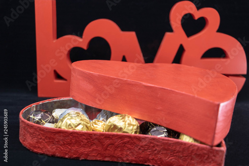 Declaration D Amour Avec Une Boite De Chocolat En Forme De Coeur Et Le Mot En Anglais Love Stock Photo Adobe Stock
