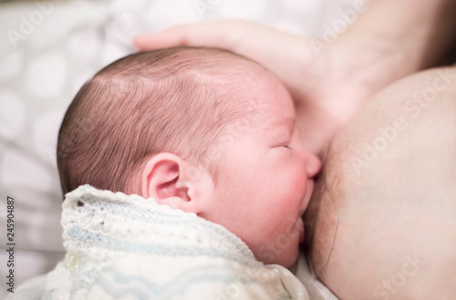 Obraz na płótnie Young mother breastfeeding with nipple shield w salonie