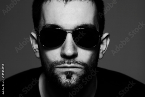 Mann mit Bart und Sonnenbrille im Fotostudio