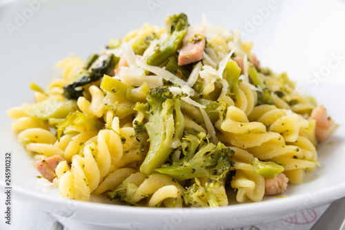 Piatto di fusilli con broccoli e pancetta 