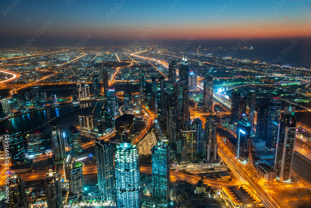 Naklejka premium Widok z lotu ptaka Dubaju nocą widziany z wieży Burj Khalifa, Zjednoczone Emiraty Arabskie