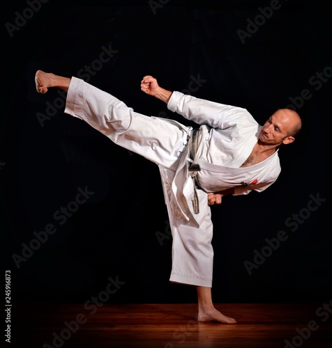 Patada de un maestro de karate