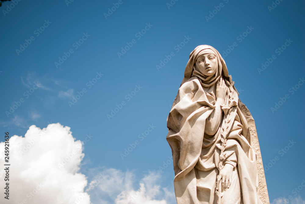 Escultura de Santa Catalina de Siena (Catalina Benincasa), Roma, Italia Escultura de Santa Catalina de Siena (Catalina Benincasa), Roma, Italia