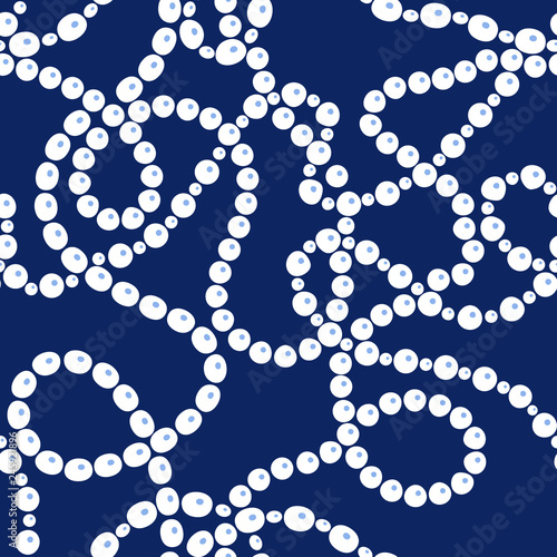 Messy white pearls necklace...