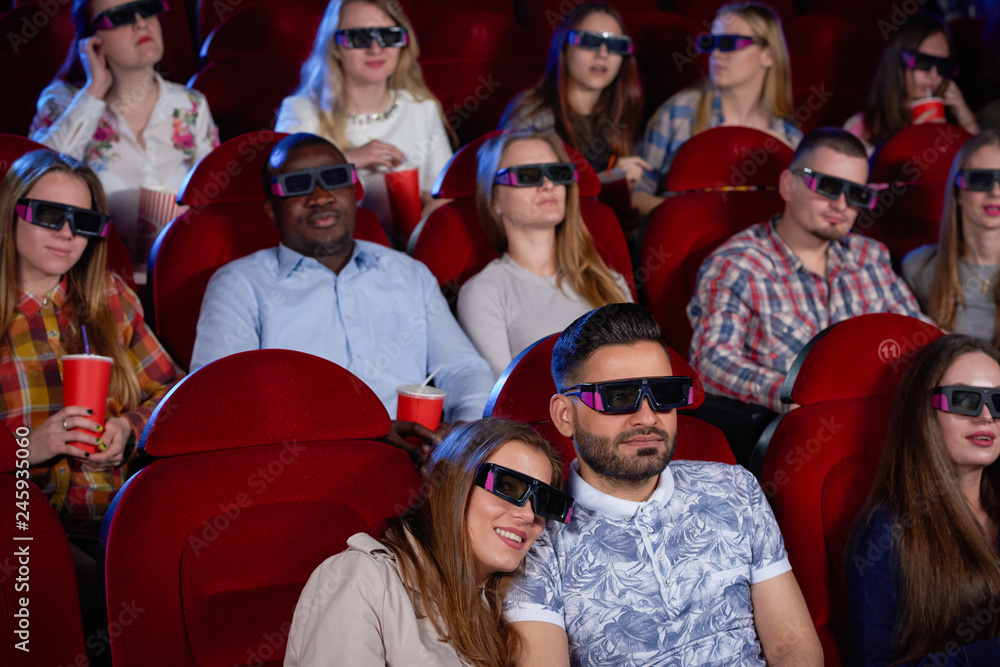 Obraz premium Arabian man and brunette woman in cinema.