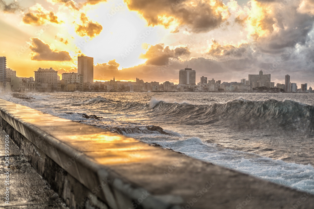 Havanna Malecón mit Welle bei Sonnenaufgang
