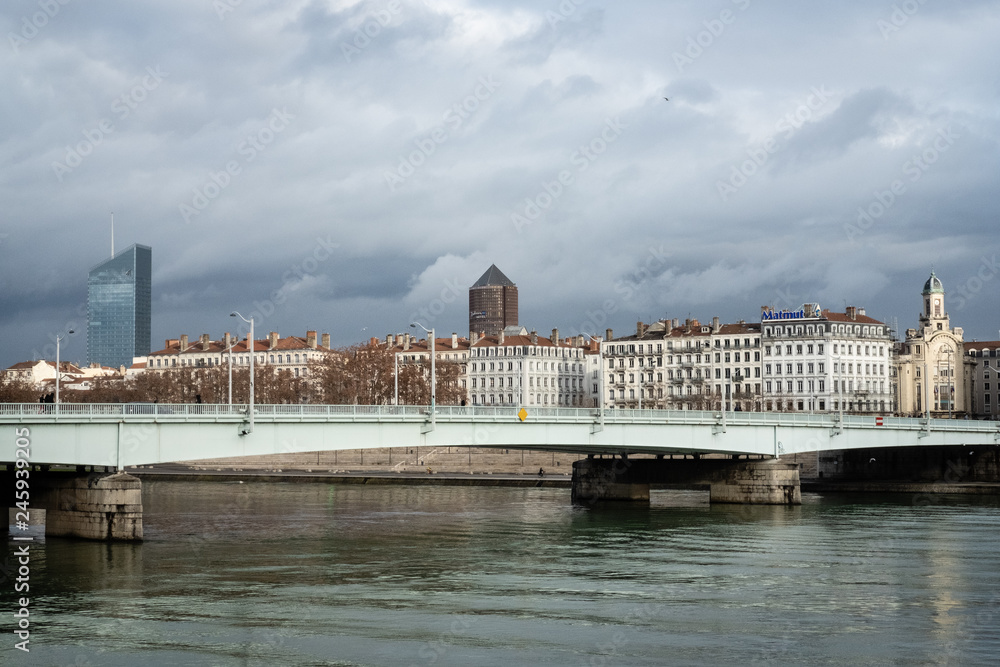Vue de Lyon avec le pont de la Guillotière