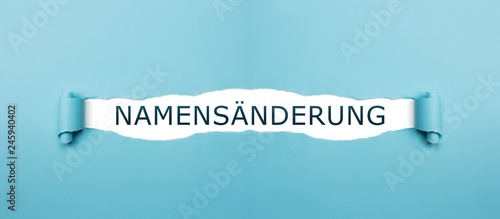 Namensänderung auf gerissenen Papier