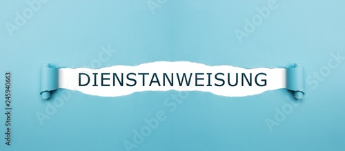 Dienstanweisung auf gerissenen Papier