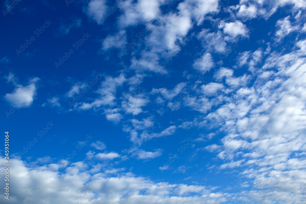 Obraz premium Blue sky with pretty small clouds background