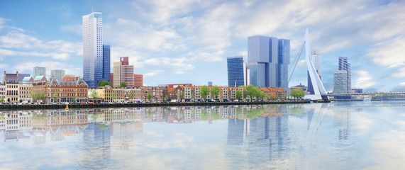 Fototapete Rotterdam Panoramablick auf Rotterdam am Wasser  © lena_serditova