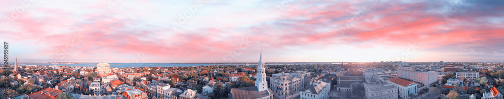 Naklejka premium Panoramiczny widok z lotu ptaka na panoramę Charleston w Południowej Karolinie