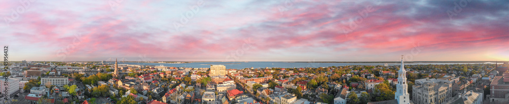 Fototapeta premium Panoramiczny widok z lotu ptaka na panoramę Charleston w Południowej Karolinie