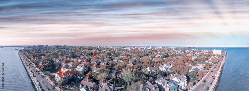 Obraz premium Widok z lotu ptaka Charleston o zmierzchu, Karolina Południowa, USA