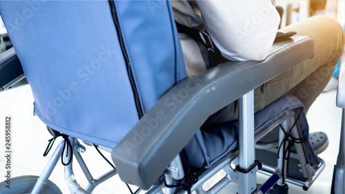 Φωτογραφία Sick man sitting on a wheelchair To receive treatment from a doctor in a clinic