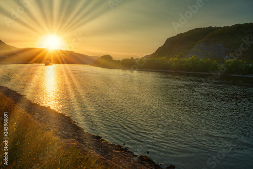 Sonnenuntergang über dem Rhein Rheinland Pfalz Deutschland