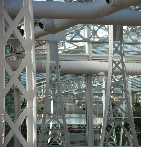 Estructura de amasijo de hierro en blanco con tubos y pirámides © EMILIA