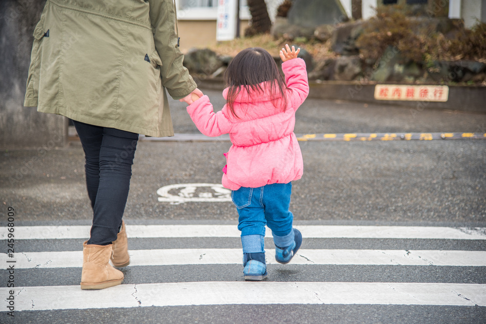 横断歩道を渡る子供