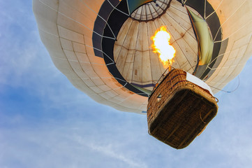 Acrylglasbilder Ballon Viele Heißluftballons zwischen weichen Wolken  © Alexey Sizov