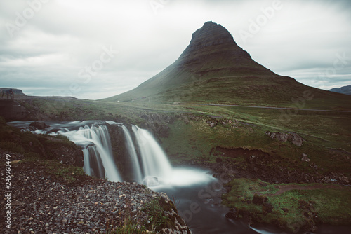 Fototapeta Naklejka Na Ścianę i Meble -  Kirkjufell mountain and waterfall