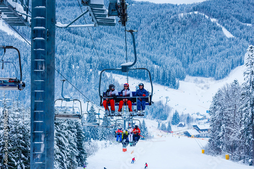 Fotografía Skiing, ski lift - skiers on ski vacation