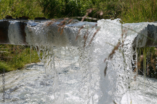 Падающая вода из трубы