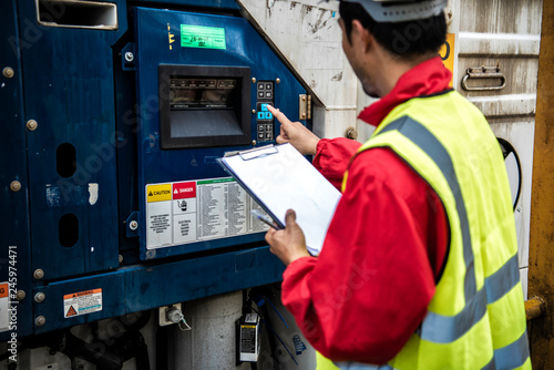 Valokuva Engineer used laptop and monitoring the temperature of container box