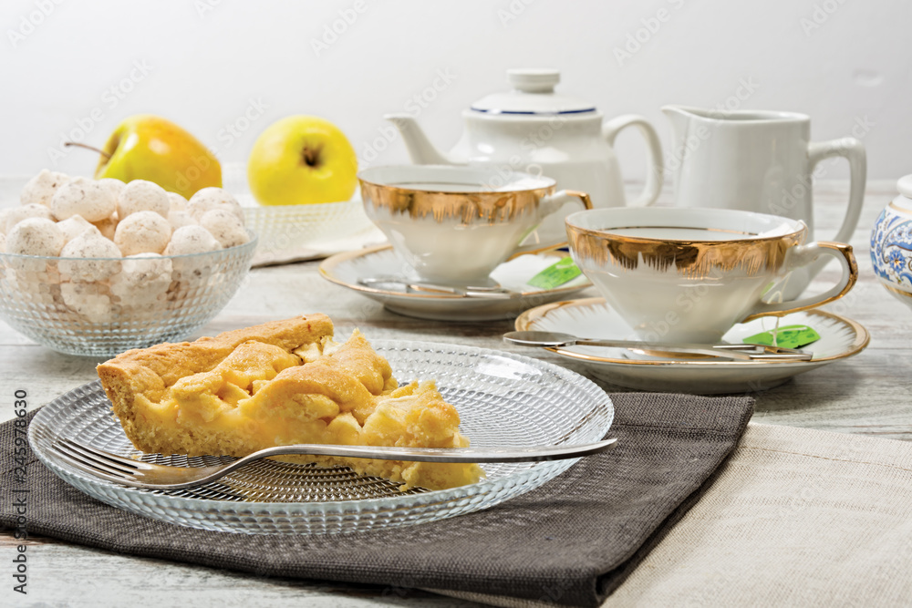 Crostata di mele fetta con tazze per il tè e latte orizzontale Crostata di mele fetta con tazze per il tè e latte orizzontale