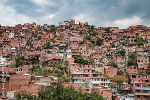 Favelas in Medellin, Kolumbien © marksn.media