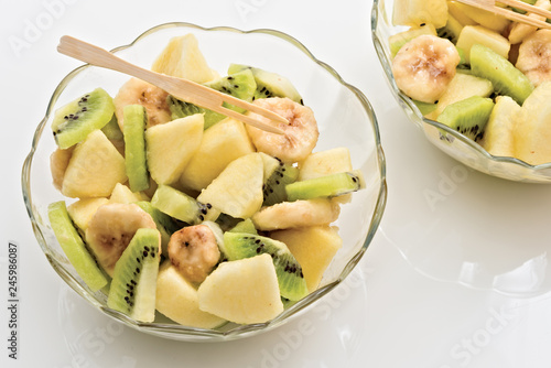 macedonia di frutta in ciotola di vetro dall'alto primo piano