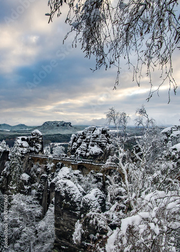 Blick auf den Berg und  Bastei Brücke in Elbsandsteingebirge im Winter, Nationalpark der sächsische schweiz, Deutschland