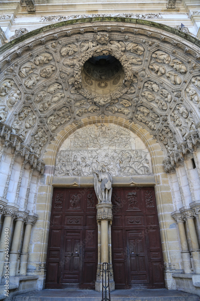 Obraz premium Dijon: Eingangsportal mit Statue und Engelskulpturen im Tympanon der Renaissance Kirche Saint-Michel