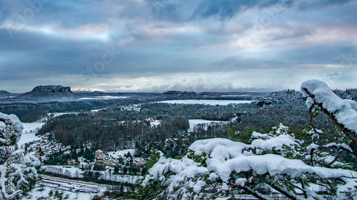  Berge mit Wald am Fluss im Winter von der Bastei Br  cke in Elbsandsteingebirge  Nationalpark der s  chsische schweiz  Deutschland