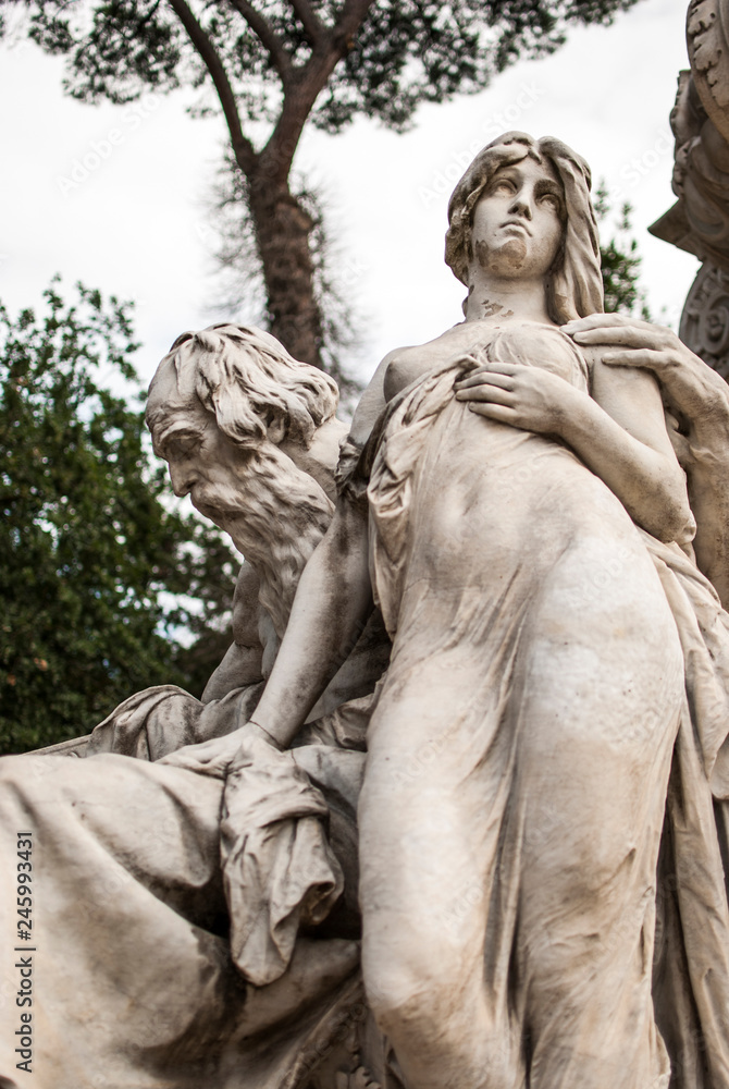 Escultura de hombre anciano y mujer joven, Parque Vila Borghese, Roma, Italia