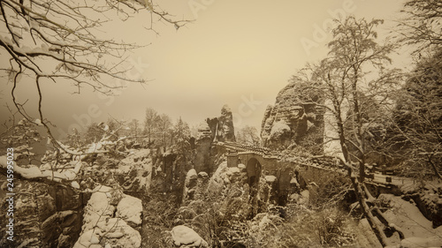 Landschaft in der Nacht und Nebel von der Bastei Brücke in Elbsandsteingebirge, Nationalpark der sächsische schweiz, Deutschland