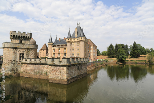 Wasserschloss La Clayette, Burgund, Frankreich photo