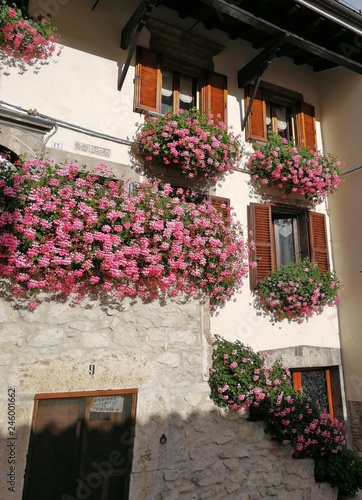 Fototapeta Naklejka Na Ścianę i Meble -  Pescocostanzo - Facciata fiorita