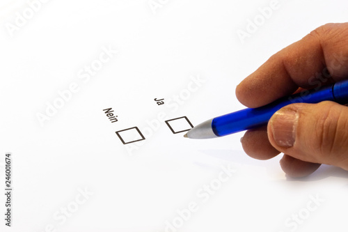 Auswahlfeld JA Nein in deutscher Sprache mit Blauen/roten Stift und Hand photo