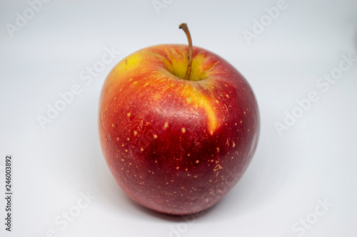 Jabłko z bliska na jasnym jednolitym tle