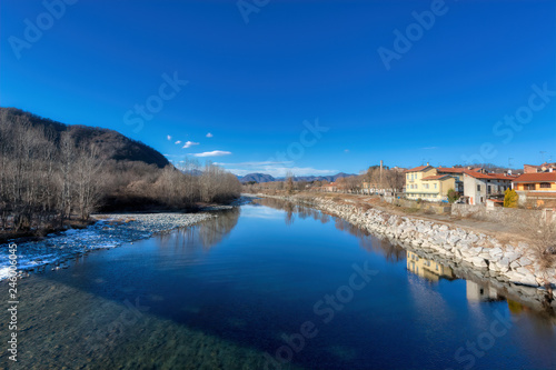 Sul corso del fiume in autunno