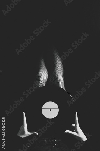 Foto Woman holding vinyl record in her hands