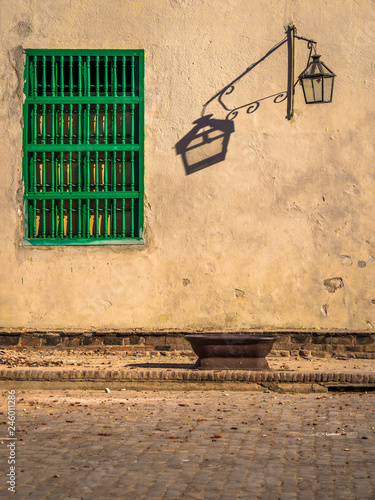 Obraz na płótnie typical street light and window in Cuban architecture style w salonie