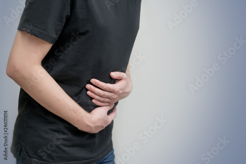 Больной человек, имеющий боль в животе, живот в черно - белом, концепция период судороги © Асель Иржанова