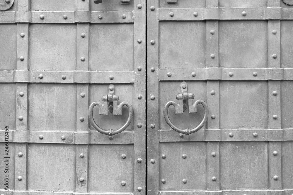 Fototapeta premium the metal handle of the ancient door
