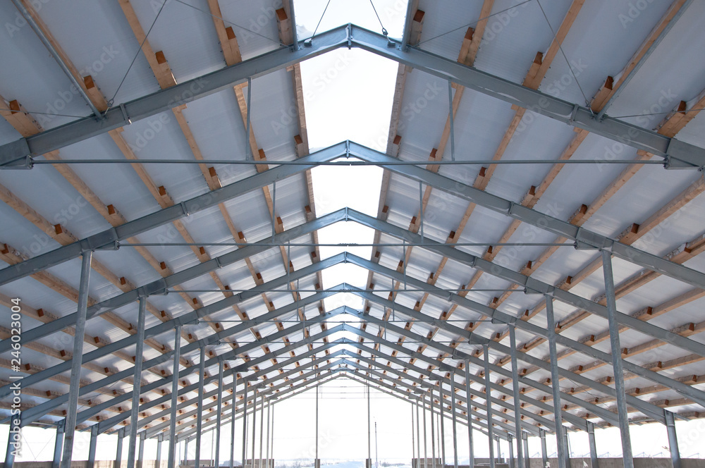 The element of the roof of the sandwich panels. Installation of the roof of the sandwich panels on the metal frame.