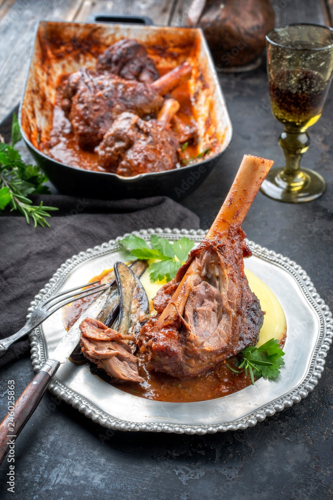 Traditionelle geschmorte Lammhaxe mit Auberginen und Kartoffel Püree in ...