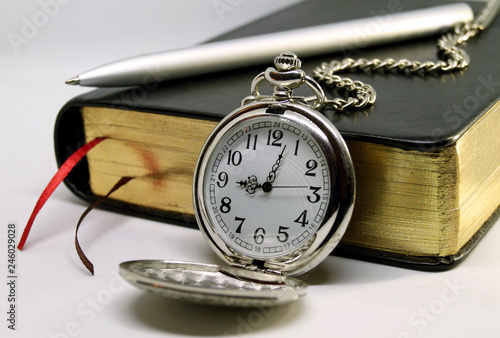 Obraz na płótnie Diary with pen and pocket watch on white background. w salonie