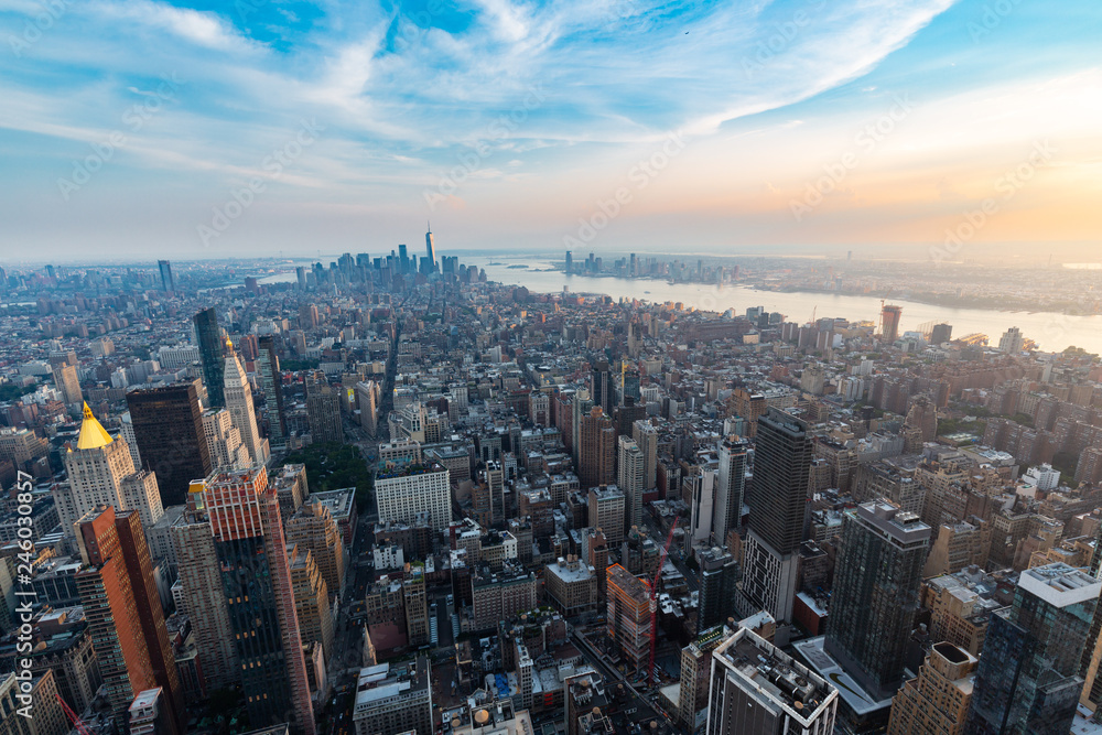 Fototapeta premium A view of Manhattan during the sunset - New York